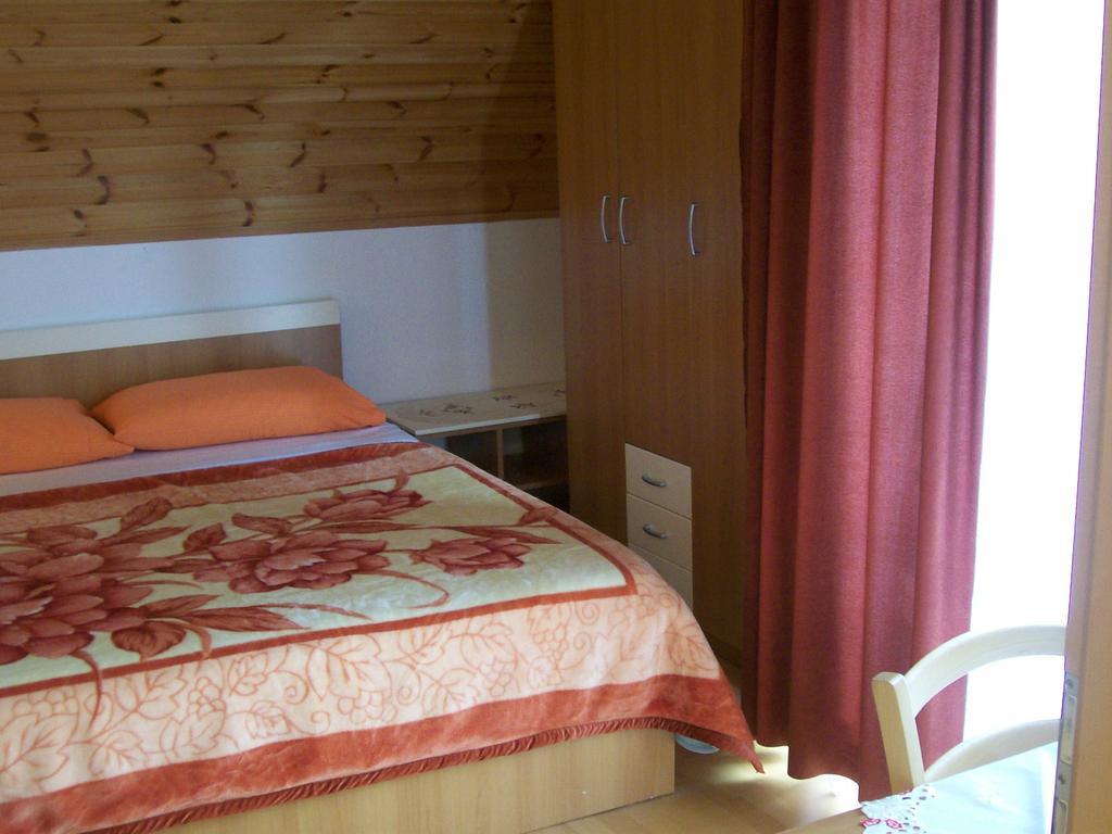 Adriana Guesthouse Jezerce Room photo